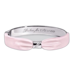 estee lauder, dukas collection 2021 pink ribbon, per la campagna di sensibilizzazione sul cancro al seno, braccialetto in metallo base, rosa, per le donne